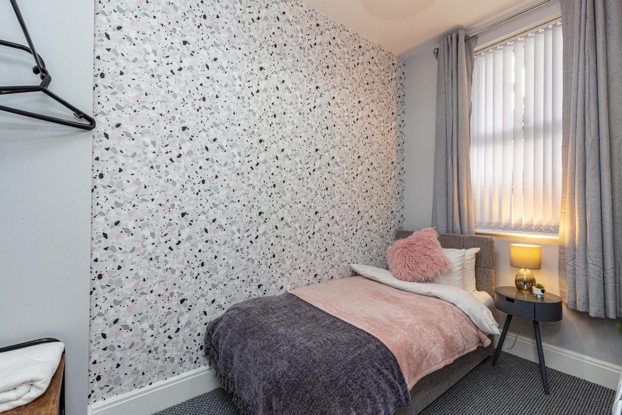 Beachfront Apartment 3 Bedrooms Sleeps 7 - Gateway To The Lake District - Newly Refurbished Morecambe Exterior foto